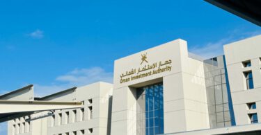 Infographic showing the 5-step process to apply for Omani government grants and funding in 2025 aligned with Vision 2040